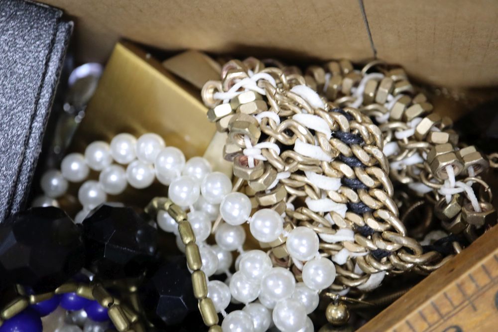A mixed quantity of assorted items including mainly costume jewellery, silver bar brooch, etc